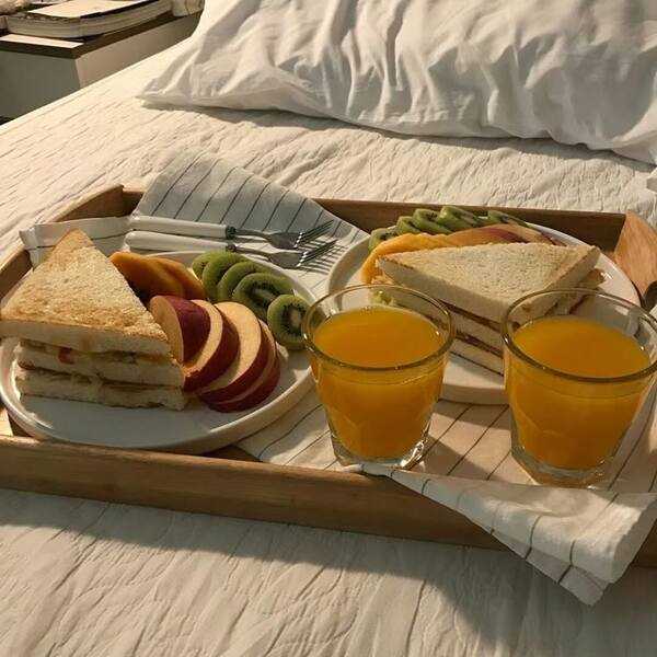 Plato con vegetales frescos y alimentos coloridos para una comida balanceada